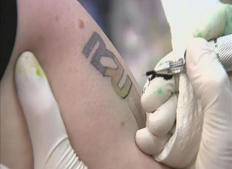 Una empresa mejora el 15% del sueldo a los empleados que se tatúen su logotipo