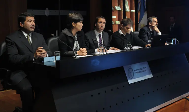 El Gobierno crea dos instrumentos financieros para blanquear "ahorros en dólares sin declarar"