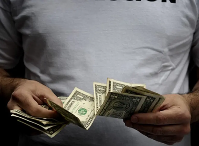 Insólito: en Uruguay se consiguen dólares con pesos argentinos a $8,20