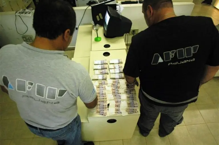 La AFIP secuestró dólares, reales y pesos "negros" en pasos fronterizos