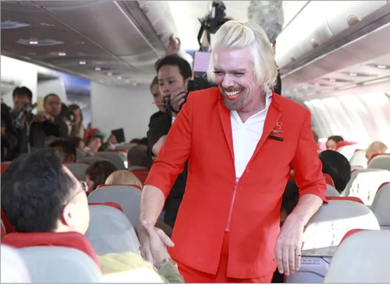 Multimillonario cumple con una apuesta y se viste de azafata en vuelo de AirAsia