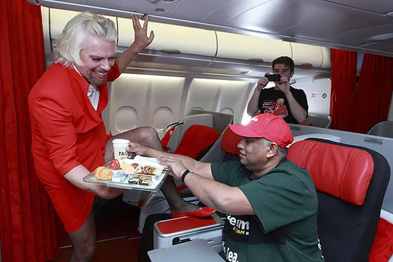 De multimillonario a "azafata": ¿por qué Richard Branson atendió un vuelo de su competencia?