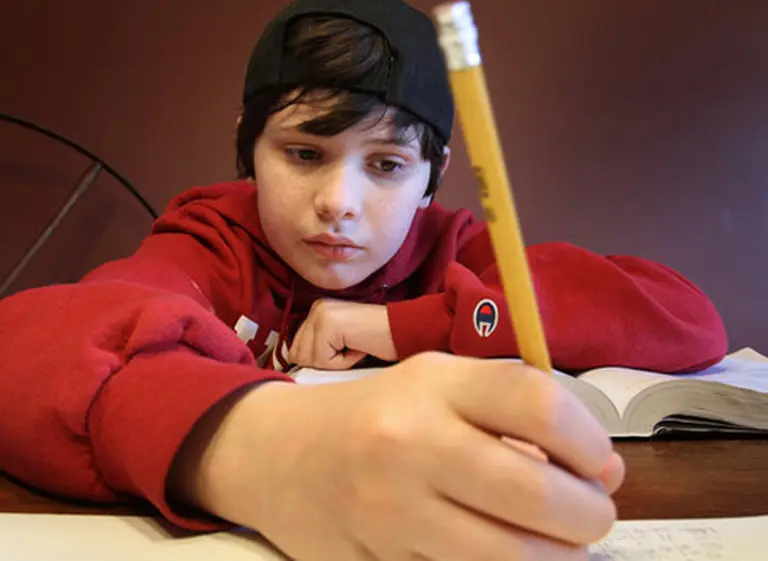 Increí­ble: Un joven autista de 14 años cursa un doctorado en fí­sica cuántica