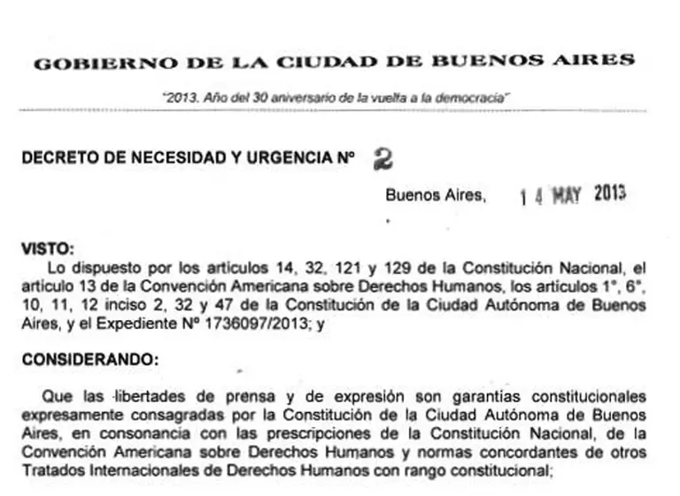 Constitucionalistas califican como "patético" y "protector" al DNU de Macri sobre libertad de prensa