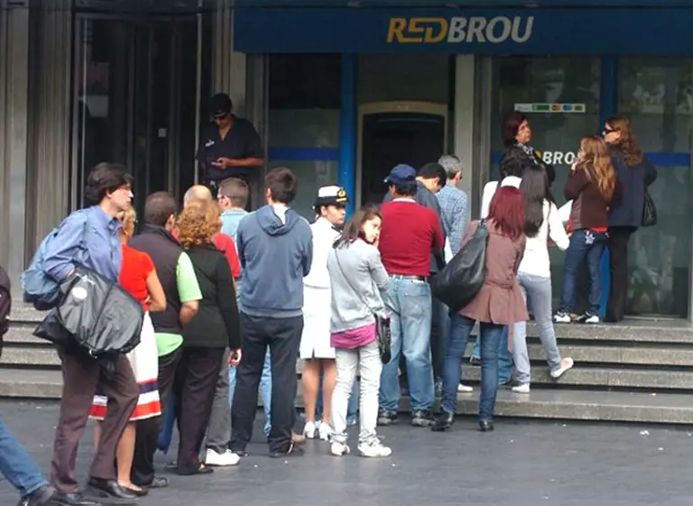 Se terminó el "dólar Colonia": sólo se podrán sacar de los cajeros u$s100 por trimestre