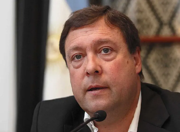 Por YouTube, el gobernador de Rí­o Negro anunció despidos y un fuerte plan de ajuste