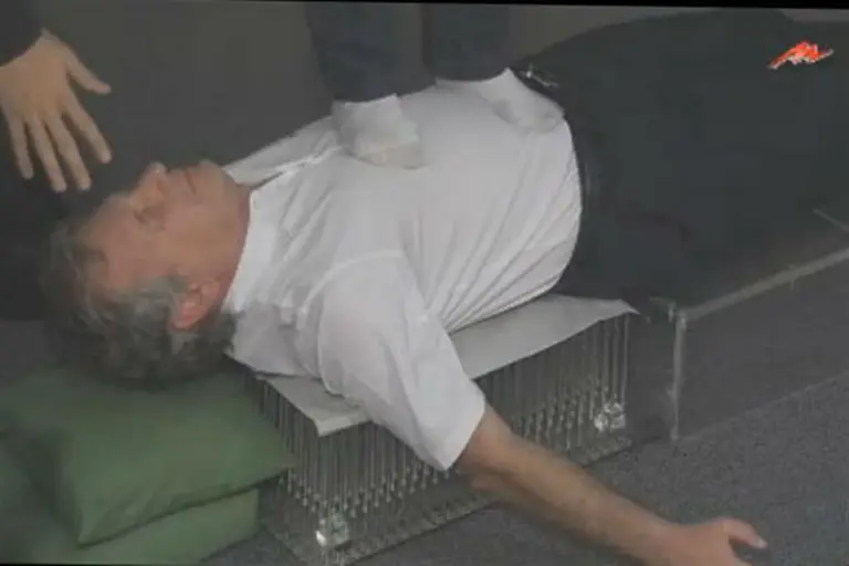 Tras ser hipnotizado, Marcelo Longobardi se acostó en una cama de clavos