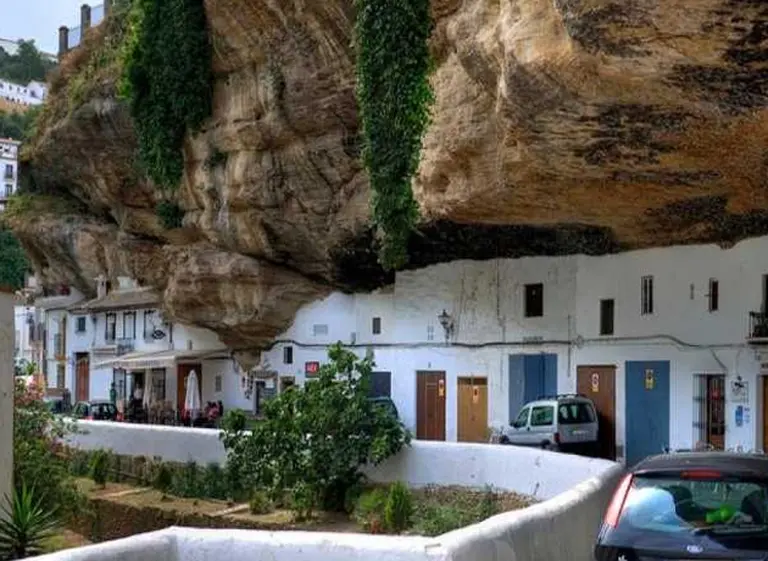 Viviendo bajo una gran roca: conozca el curioso pueblo español de Setenil