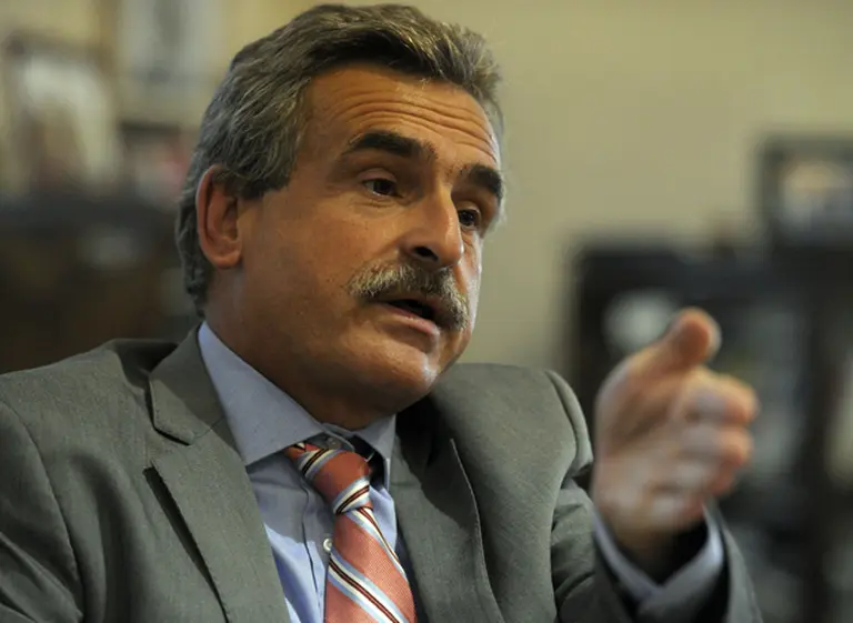 Primera medida de Rossi al frente del Ministerio de Defensa: ascendió a su primo