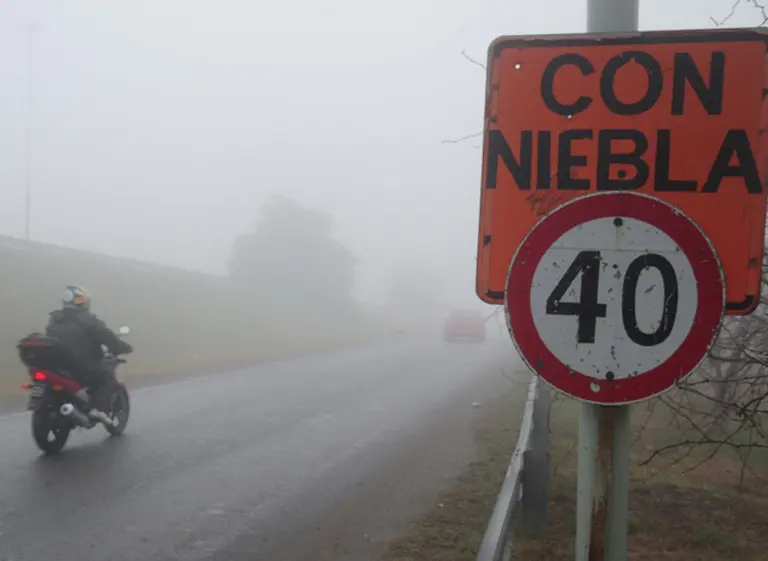 Por la densa niebla en Capital, el tránsito está complicado y cerraron Aeroparque