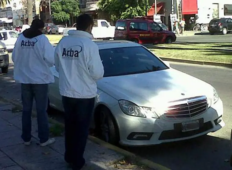 ARBA retuvo dos vehí­culos de alta gama por una deuda de patentes cercana a $51.000