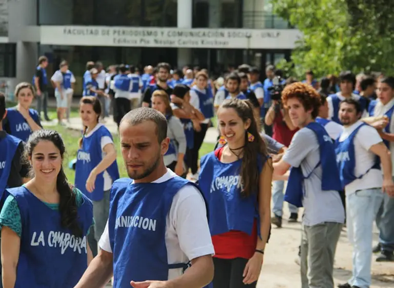 En documental de inundaciones, el kirchnerismo busca destacar el trabajo de La Cámpora