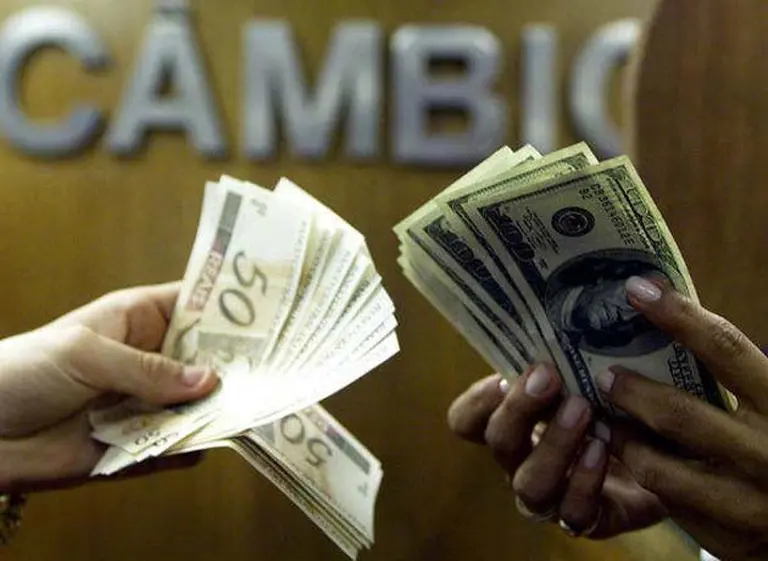 El real brasileño alcanzó su valor más bajo en relación con el dólar en más de cuatro años