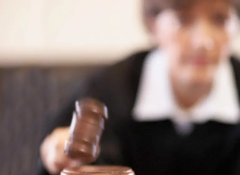 Citan a declarar a una jueza por decirle "negro" y "burro" a un empleado