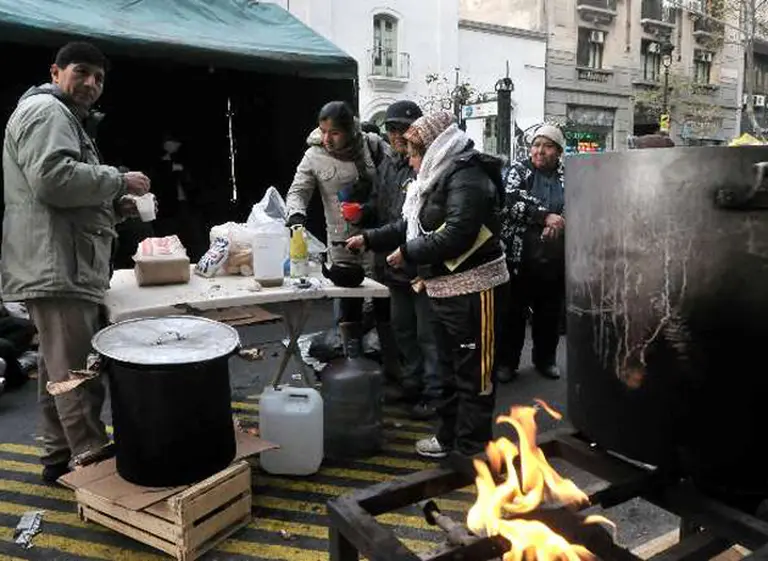 Más de 200 desocupados acampan frente a las oficinas de Macri para pedir trabajo