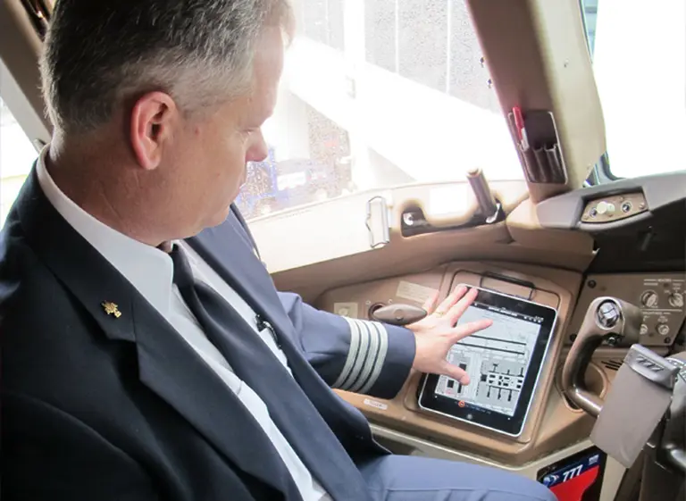 American Airlines le dice adiós al papel e implementa "Maletines Electrónicos de Vuelo"