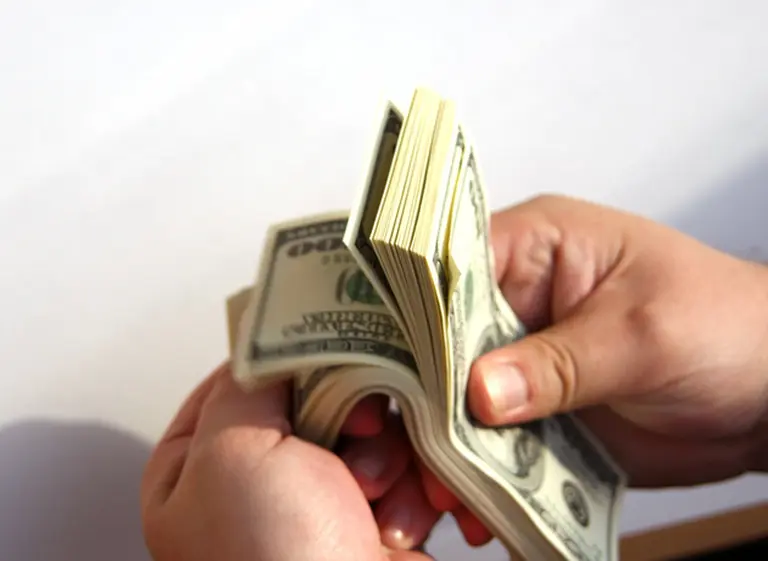 Inversores esperan que el dólar oficial suba al 30% anual y termine el año a $6,215