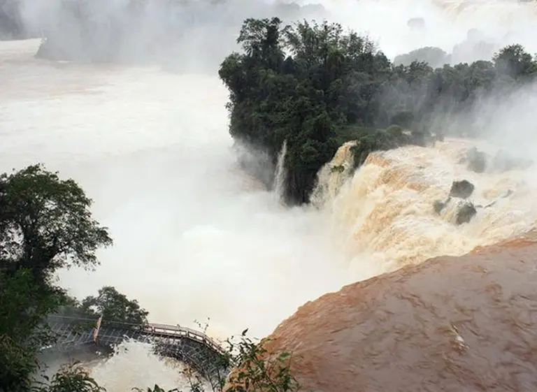 Cataratas de Iguazú: por la inusual crecida del rí­o, cerraron el paseo por la Garganta del Diablo
