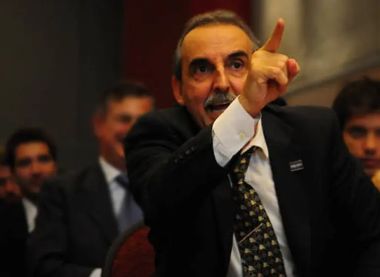 Moreno amenazó a los bancos con multas y prisión si no lo ayudan a bajar el blue