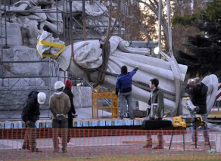 La estatua viajó más que el hombre: ahora Colón va a la Costanera