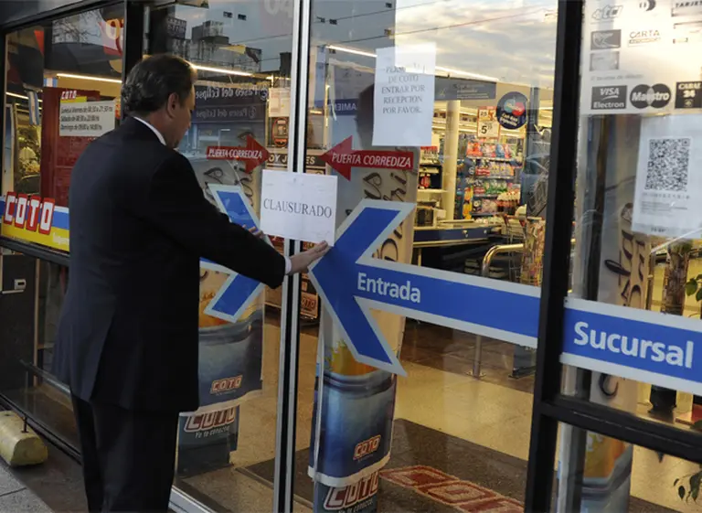 Moreno clausuró locales de Walmart, Vea, Coto y Carrefour por no cumplir con el congelamiento