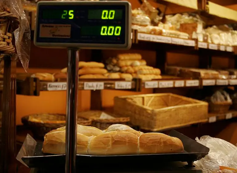 Ahora niegan tope horario para pagar el pan a $10, pero aclaran que es "hasta agotar stock"