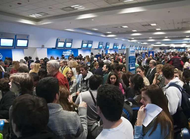 Otra vez, Aerolí­neas dejó varados a pasajeros: ¿pueden reclamar daño moral y material?