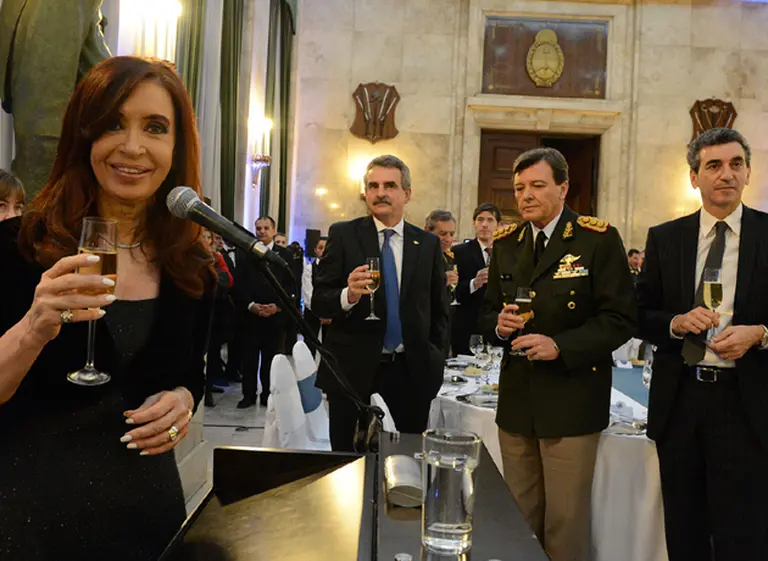 Cristina sube 24% el salario de las FF.AA. y le quita a De Vido Fabricaciones Militares