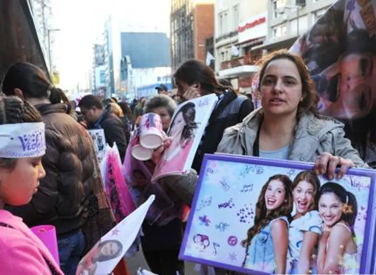 Violetta "para todos": la vuelta al colegio reaviva el negocio de las licencias