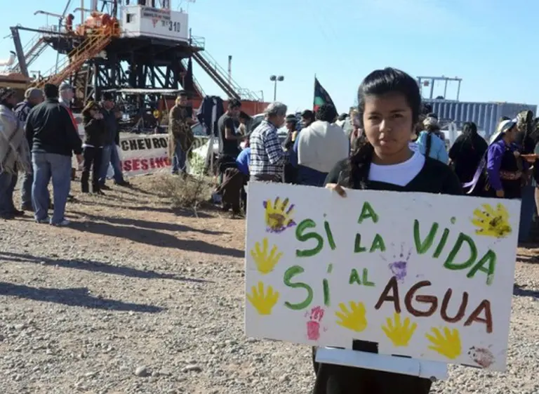 Los mapuches levantaron las toma de pozos petroleros de YPF en vaca Muerta