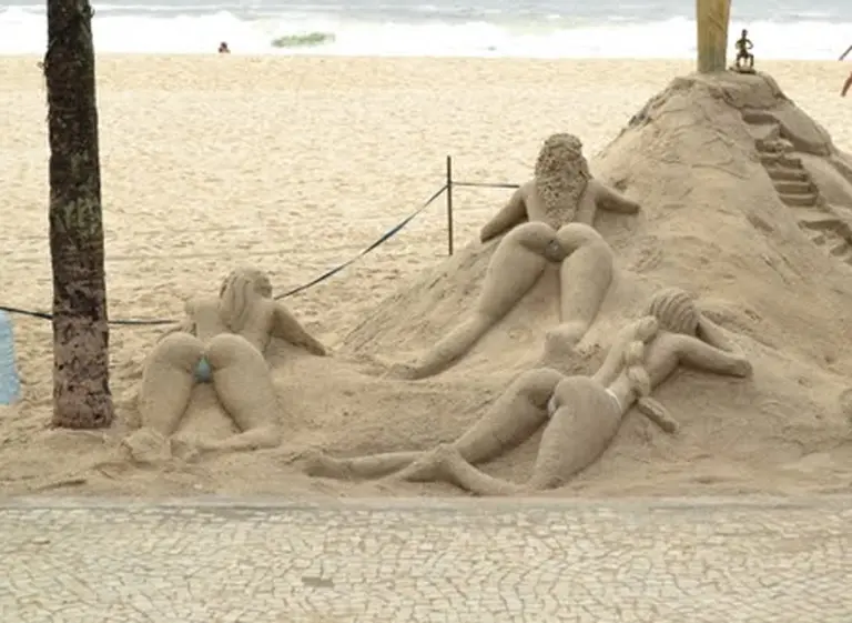 Las mujeres de arena de Rio de Janeiro se "tapan los senos" para recibir al Papa