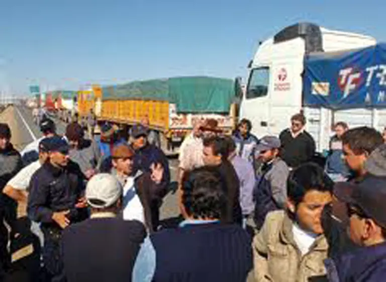 Aseguran que el sur de Buenos Aires está "sitiado" por un bloqueo de transportistas