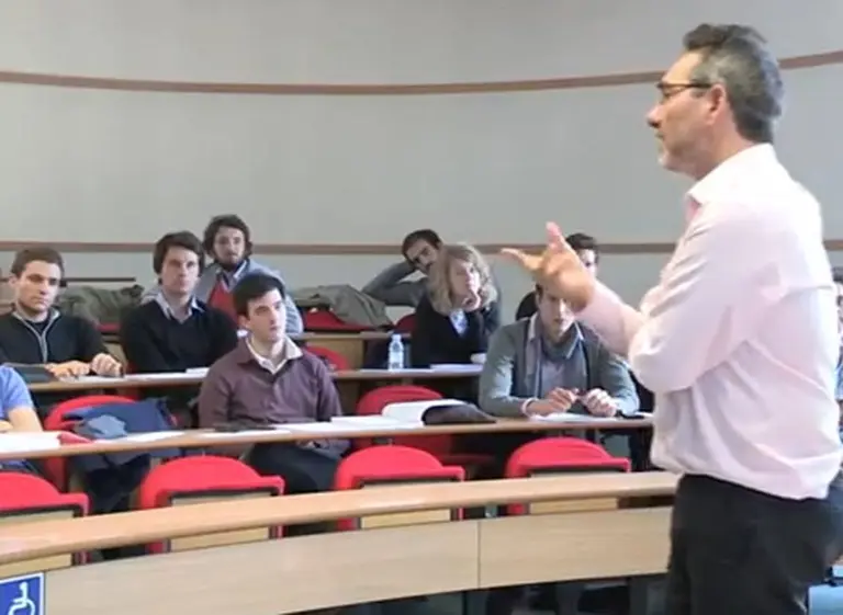 Un egresado de una universidad pública cuesta más que en la privada más cara