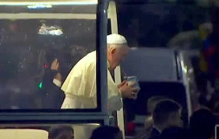 Francisco paró el Papamóvil para tomar un mate que le dio un peregrino
