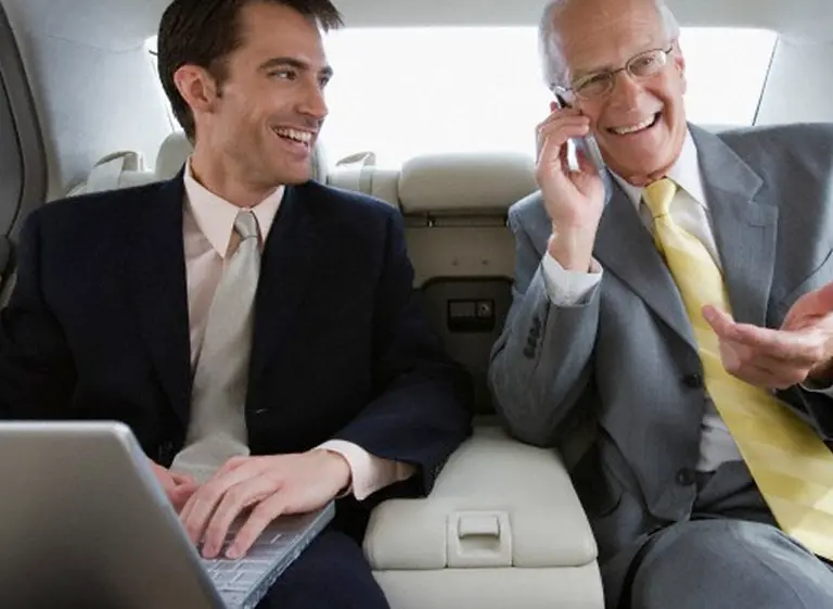 ¿Cómo debe comunicar un buen lí­der en una organización moderna?