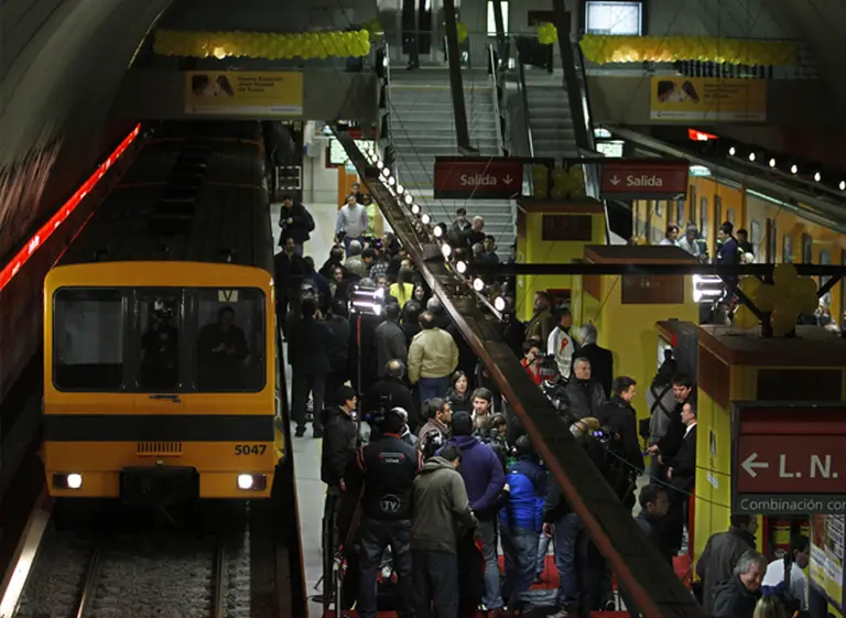 Pese a las protestas, el subte B funcionó en toda su extensión y llegó a las estaciones nuevas