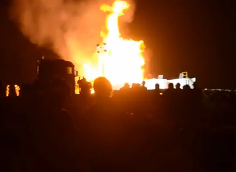 Continúa el incendio en el pozo petrolero de Pluspetrol en Neuquén