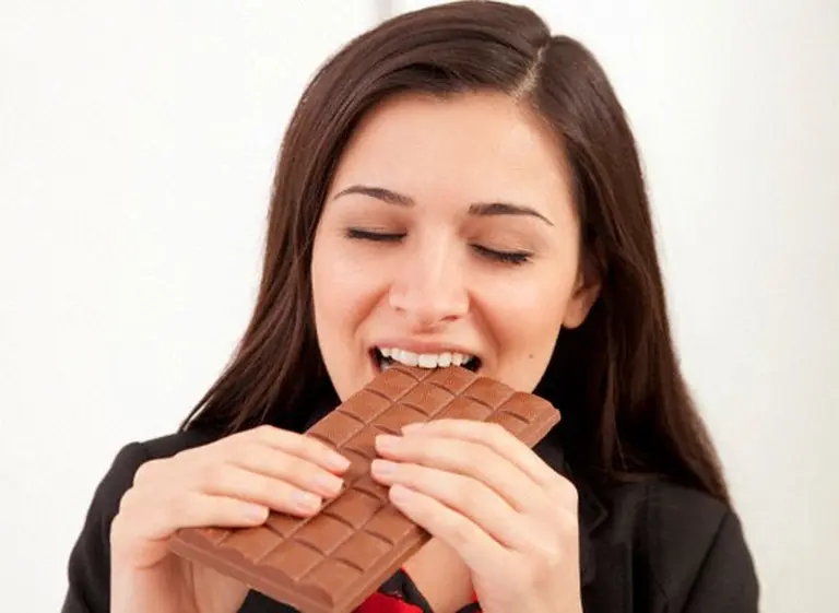 Revelan de dónde proviene la adicción al chocolate