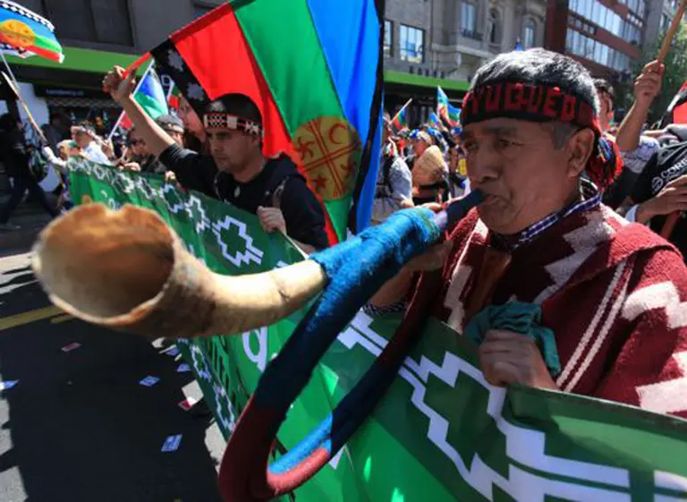 El Gobierno recibió a mapuches en la ONU e intenta acotar el daño a la imagen internacional del paí­s
