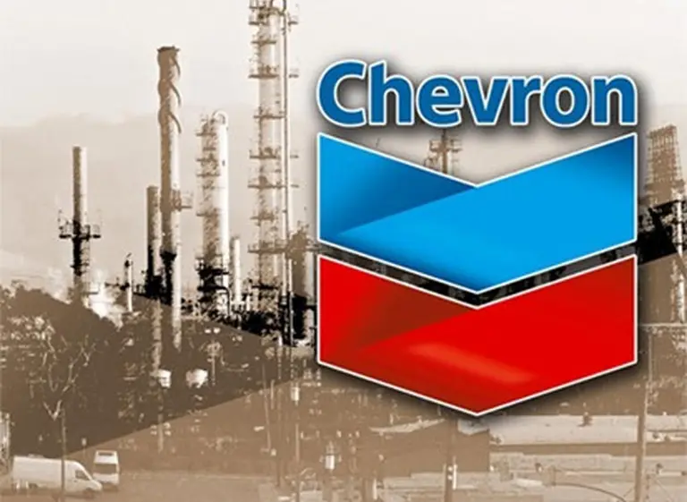 Las acciones de Chevron cayeron un 34% por la baja en el precio del petróleo