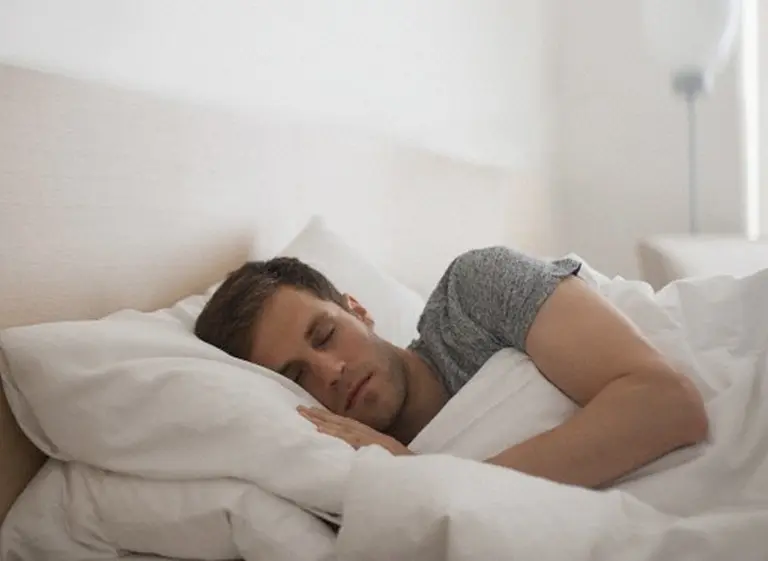 Dormir ocho horas de corrido: ¿beneficioso para la salud o sólo un mito?