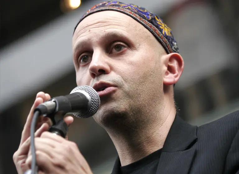 Sergio Bergman contrató a un asesor de 19 años y le pagará cerca de $70.000