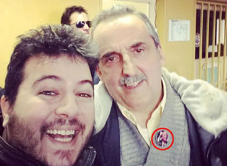 Guillermo Moreno lució un pin de Néstor Kirchner en la solapa y violó la veda
