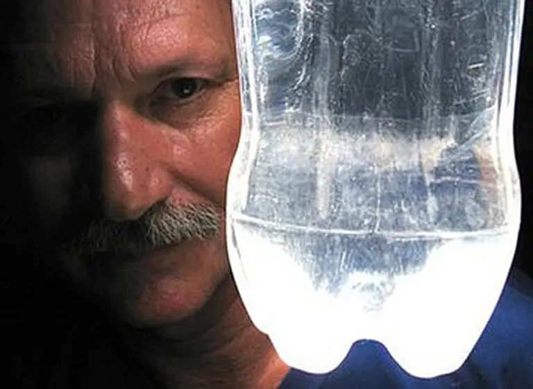 Brasileño inventa un sistema para iluminar su casa con botellas de plástico