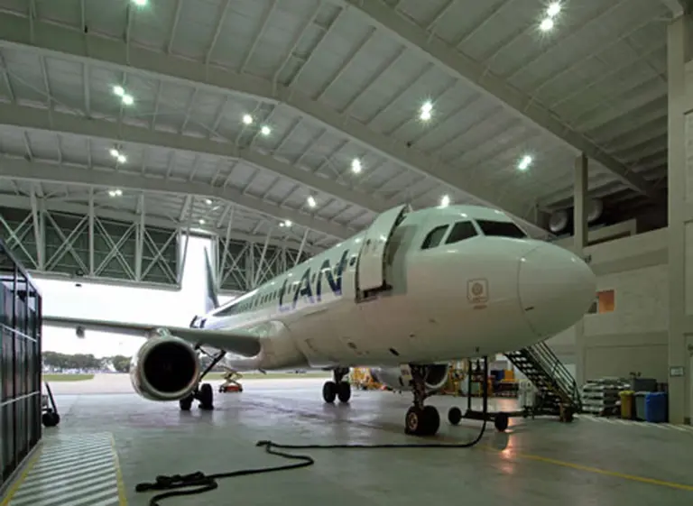 La Justicia confirmó cautelar a favor de LAN para no abandonar el hangar en Aeroparque