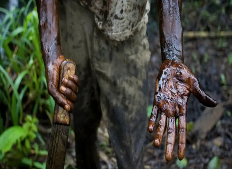 Crece la controversia por derrames petroleros y falta de control en pacto YPF-Chevron