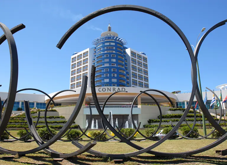 Reestructuración y conflictos: sigue la tensión en el Hotel Conrad por temor a despidos masivos