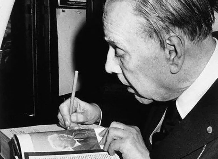 Hallan un manuscrito inédito de Borges en la Biblioteca Nacional