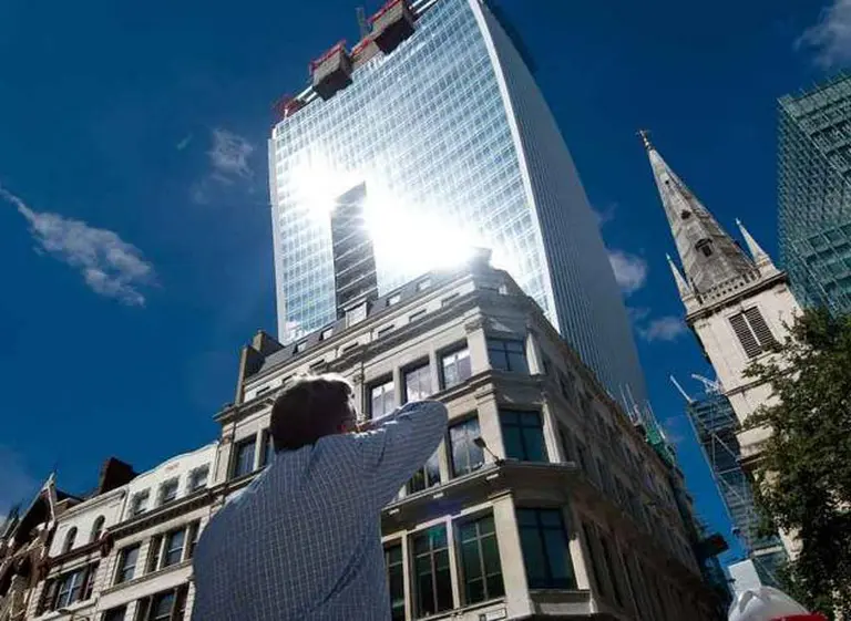 Un caso insólito: un edificio derritió partes de un auto de lujo
