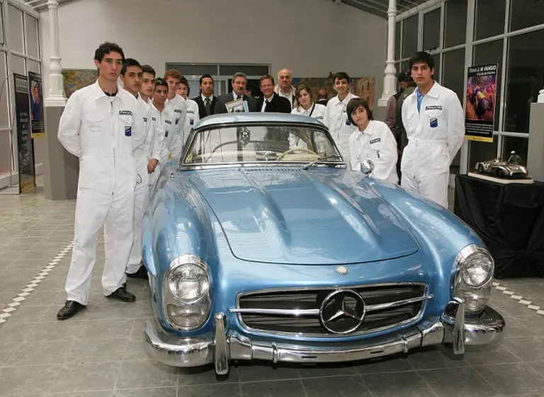 Mercedes Benz acompañó la inauguración del paseo Juan Manuel Fangio